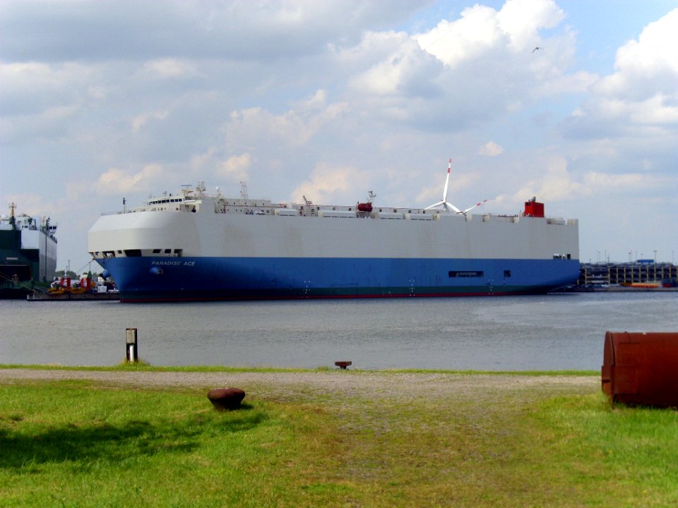 Car carrier Paradise Ace