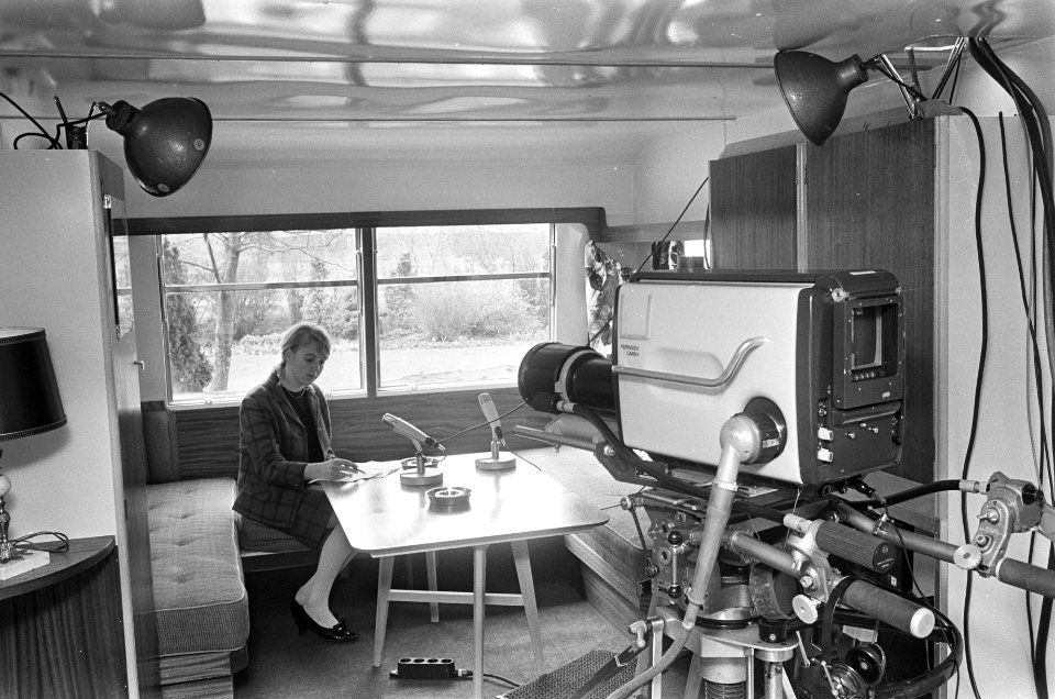 Caravan ingericht als noodstudio in Lage Vuursche, Bestanddeelnr 920-2195