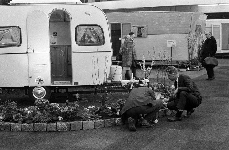 Caravan RAI 1967, de tentoongestelde caravan en tenten door bezoekers nauwkeurig, Bestanddeelnr 920-0341