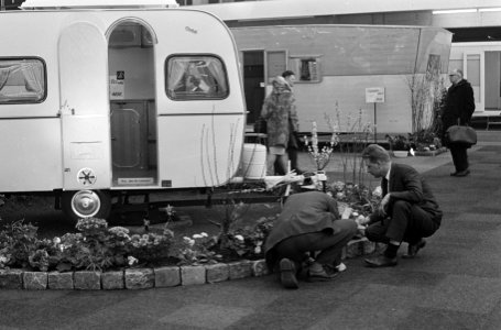 Caravan RAI 1967, de tentoongestelde caravan en tenten door bezoekers nauwkeurig, Bestanddeelnr 920-0341