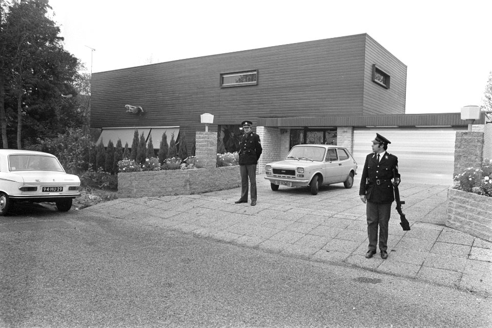 Caransa ontvoerd villa van Caransa met gewapende politie, Bestanddeelnr 929-4118