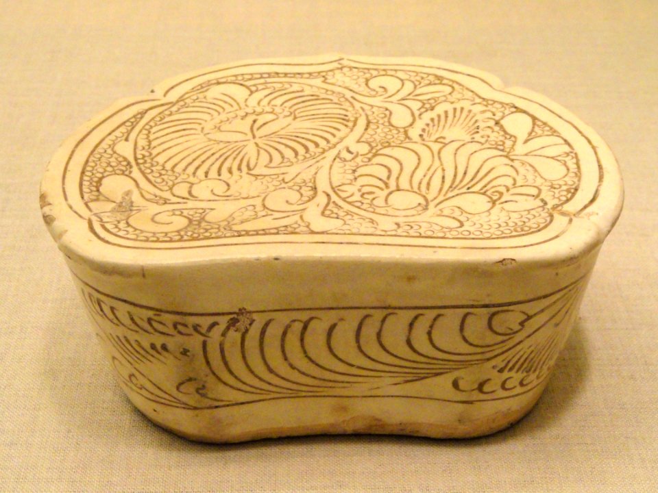 Cloud-Shaped Pillow, mid 11th century, Northern Song Dynasty, China, cizhou-type ware, stoneware with incised peony-scroll and stamped fish-roe ground - Art Institute of Chicago - DSC00278