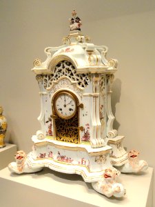 Clock, 1727-1730, Meissen Porcelain Manufactory, probably modeled by George Fritzsche, porcelain, enamels, gilding - Art Institute of Chicago - DSC00031
