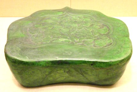 Cloud-Shaped Pillow, Jin Dynasty, China, cizhou-type ware, earthenware with green glaze and carved and incised peony scroll - Art Institute of Chicago - DSC00286