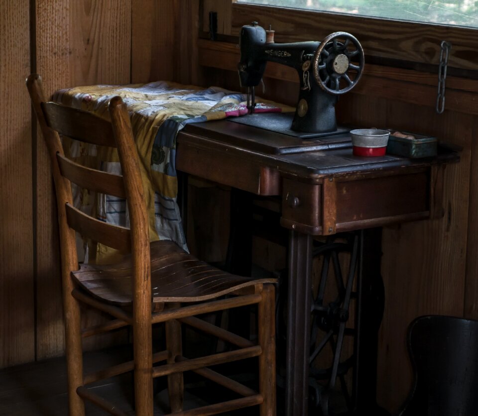 Antique sewing-machine ft christmas