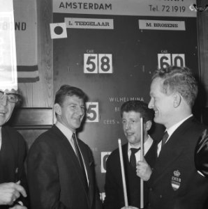 Co Prins terwijl hij Brosens met zijn overwinning feliciteert rechts Henny de …, Bestanddeelnr 918-4017