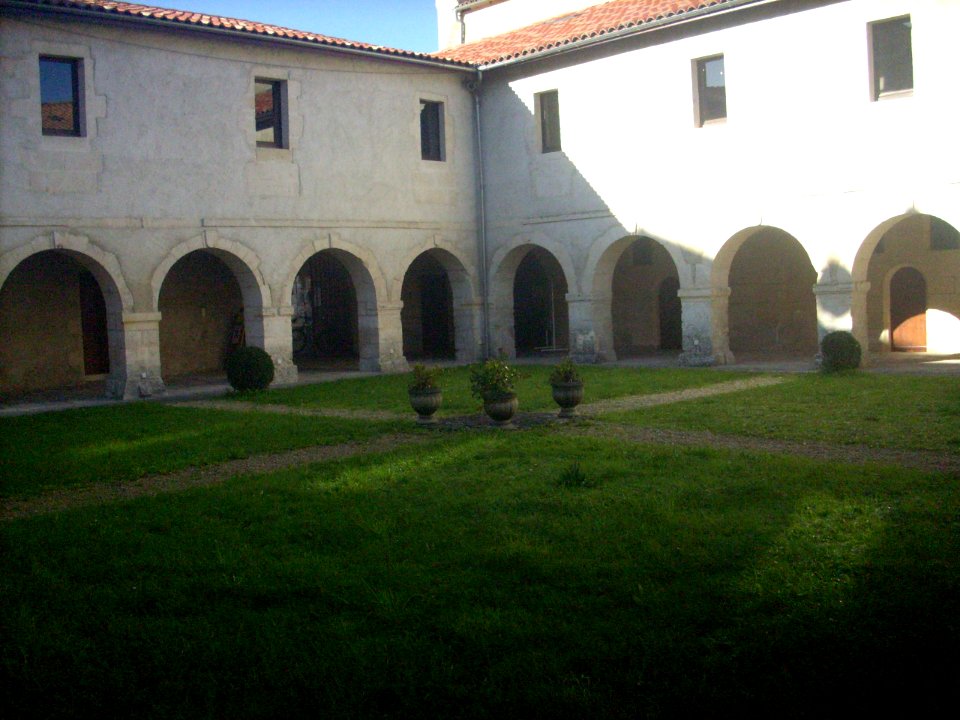 Cloitre carmes cour02