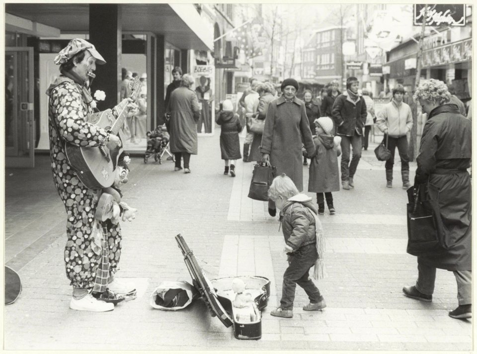 Clown in de Grote Houtstraat. NL-HlmNHA 54025897
