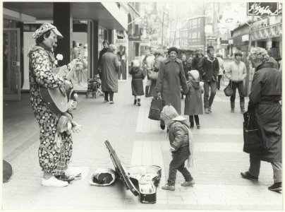 Clown in de Grote Houtstraat. NL-HlmNHA 54025897