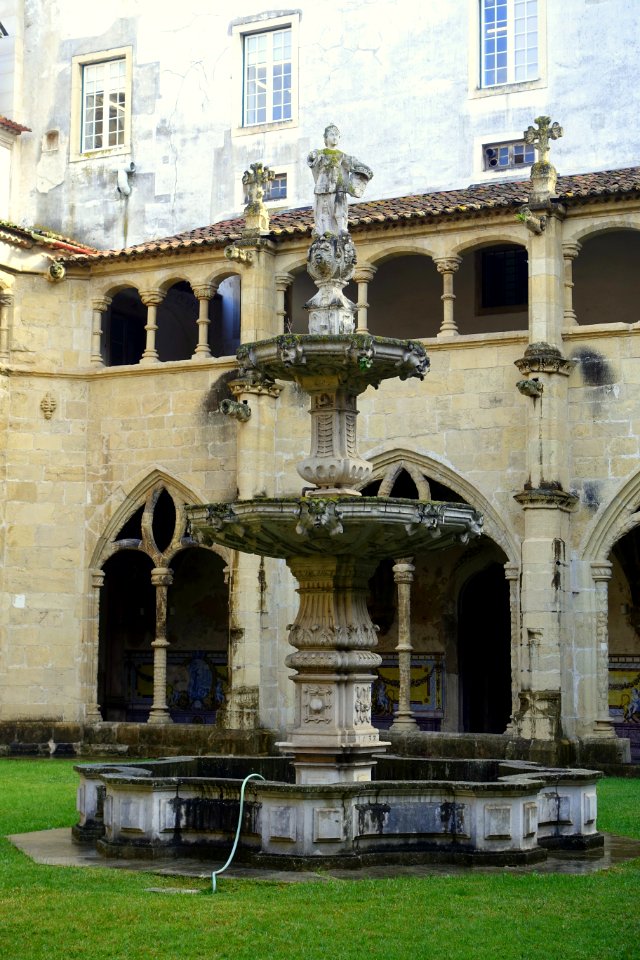 Cloisters fountain - Mosteiro de Santa Cruz - Coimbra, Portugal - DSC09707