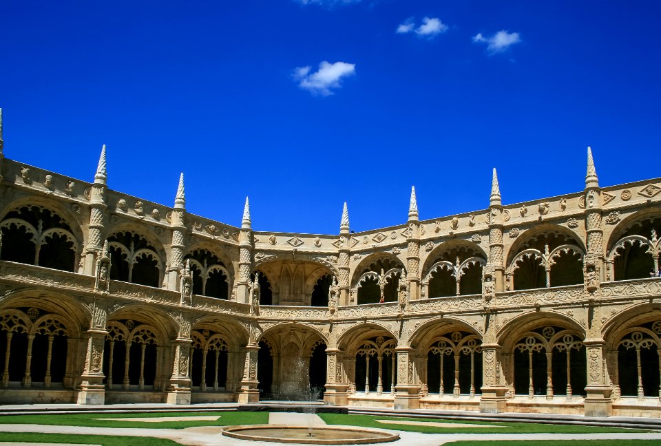 Cloisters of Mosteiro dos Jerónimos, from the ground floor, 2007-07-20-01