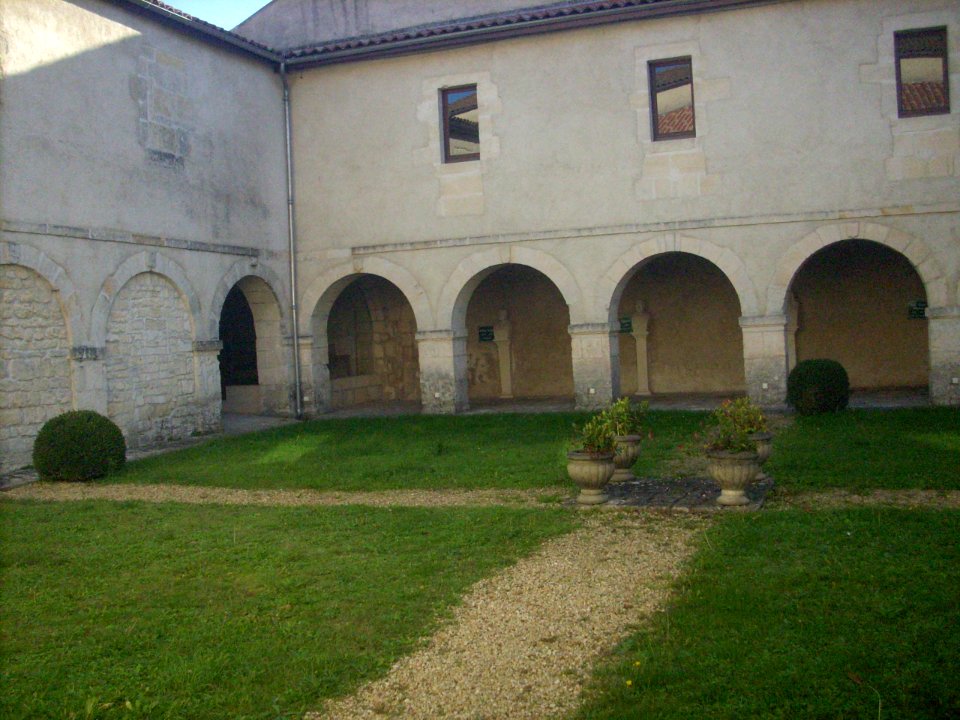 Cloitre carmes cour03