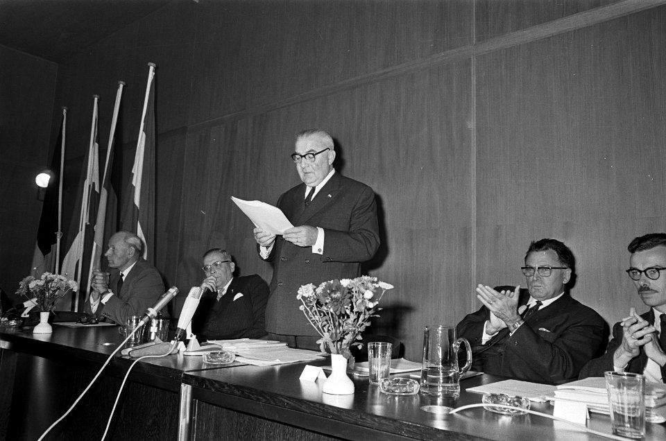 CNV-voorzitter Jan van Eibergen aan het woord. V.l.n.r. de heren Gijsbert van H, Bestanddeelnr 919-6468