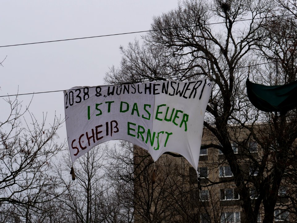 Climbing protest with banner at the Invalidenpark 01