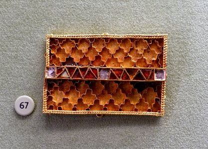 Cloak clasp, North-central Caucasus, c. 450-520 AD, gold, garnet, glass - Morgan Library & Museum - New York City - DSC06647