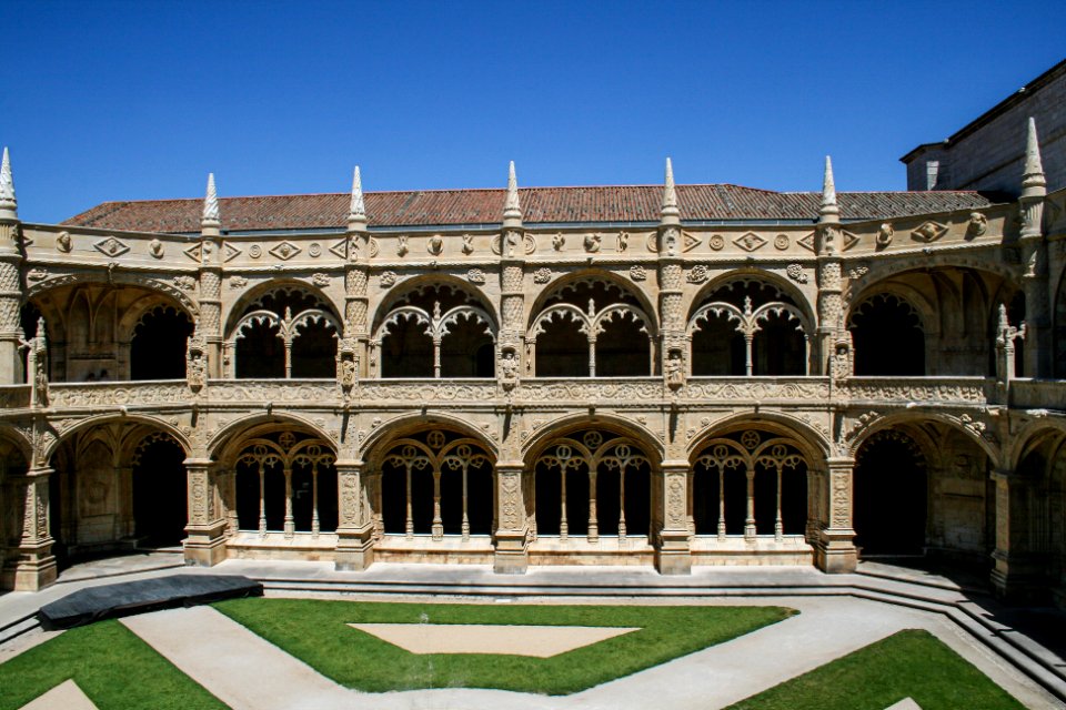 Cloisters of Mosteiro dos Jerónimos, upper floor, 2007-07-20, Lisbon 03