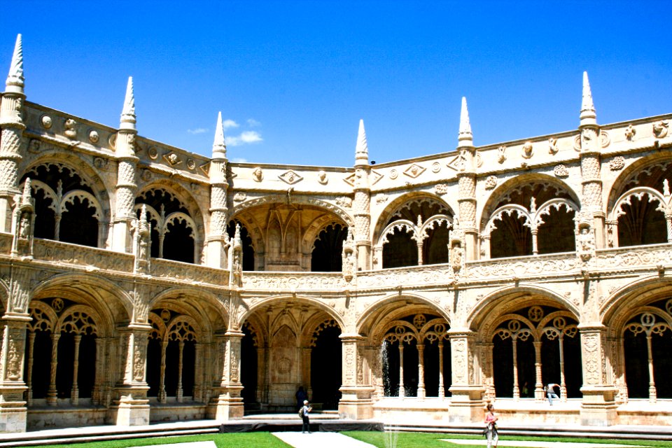Cloisters of Mosteiro dos Jerónimos, from the ground floor, 2007-07-20, Lisbon 11