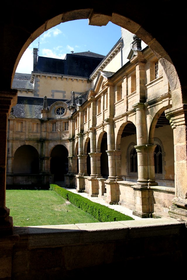 Cloître de la Basilique Sainte-Anne d'Auray 19082019 5 7297