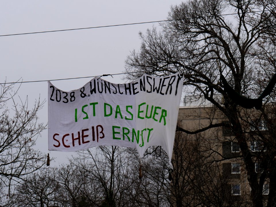 Climbing protest with banner at the Invalidenpark 03