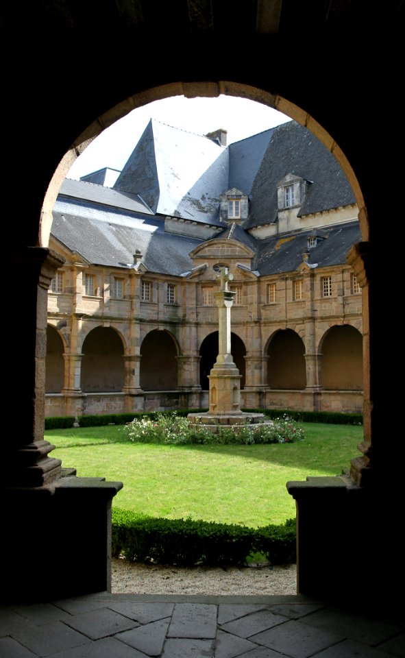 Cloître de la Basilique Sainte-Anne d'Auray 19082019 1 7199