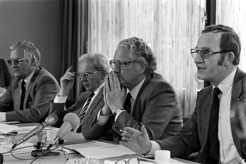CNV presenteert sociaal pol. plan in Utrecht v.l.n.r. Hordijk (alg. secr.), Har, Bestanddeelnr 933-2290