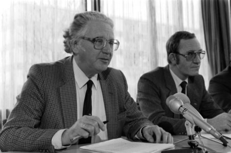 CNV presenteert sociaal pol. plan in Utrecht v.l.n.r. Hordijk (alg. secr.), Har, Bestanddeelnr 933-2289