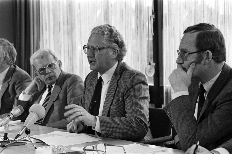 CNV presenteert sociaal pol. plan in Utrecht v.l.n.r. Hordijk (alg. secr.), Har, Bestanddeelnr 933-2288