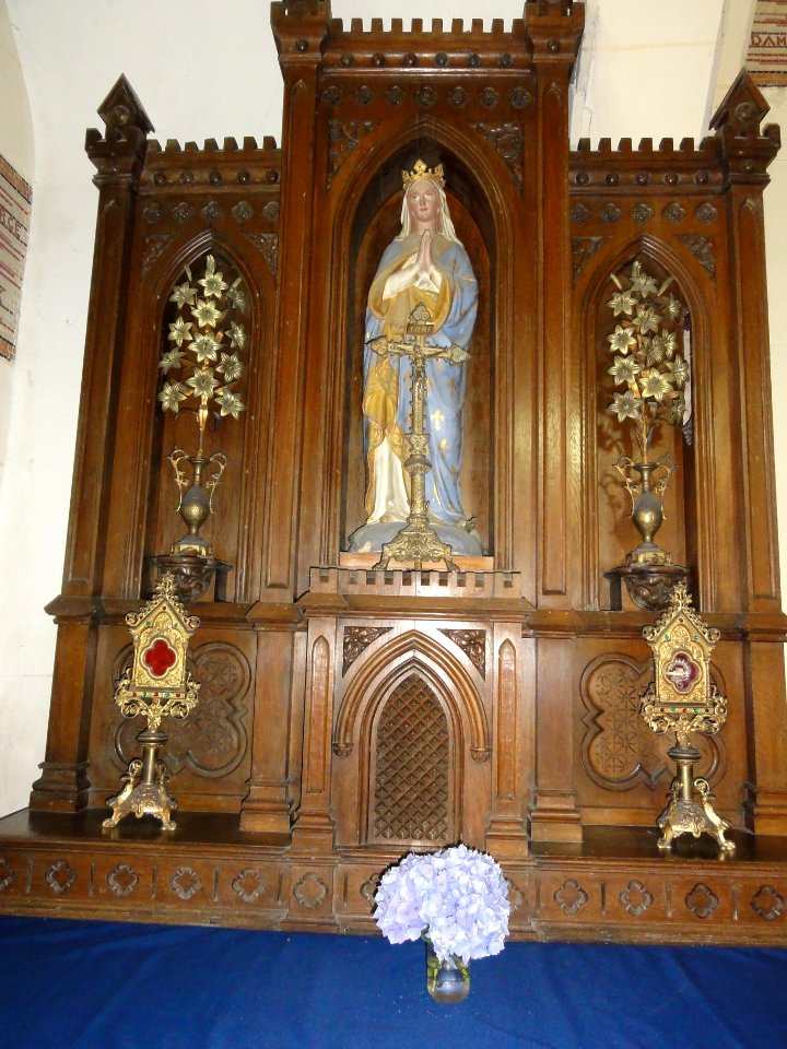 Cliponville (Seine-Mar.) église, autel latéral de La Vierge Maria reine