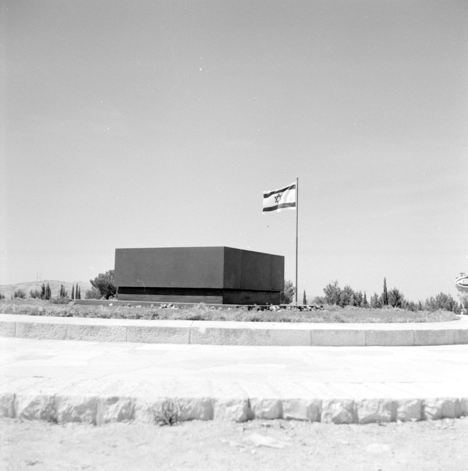 Close-up van het grafmonument met de vlag van Israël erbij, Bestanddeelnr 255-2435