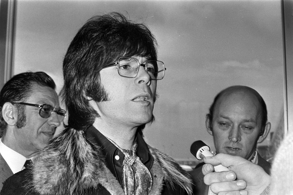 Cliff Richard beantwoordt vragen van de pers, Bestanddeelnr 924-3976