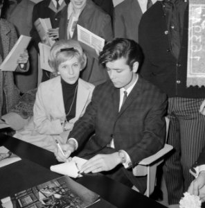 Cliff Richard , aankomst op Schiphol met Willeke Alberti tijdens persconferentie, Bestanddeelnr 916-3951