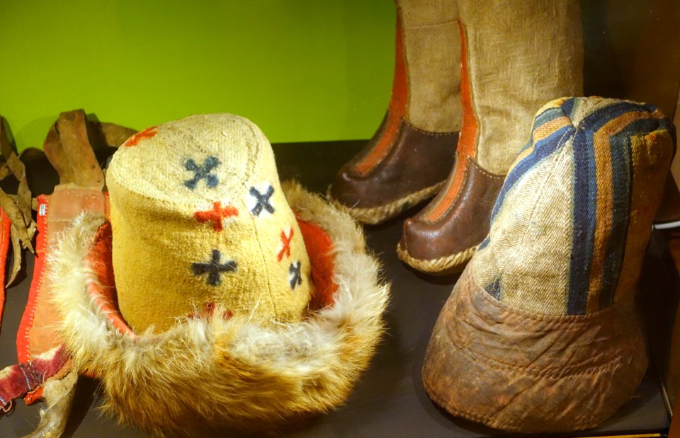 Clothing, Tebbu people, Drakana Valley, Gansu, Tibet, collected by Dr. David Hummel, 1935 - - Etnografiska museet - Stockholm, Sweden - DSC00965