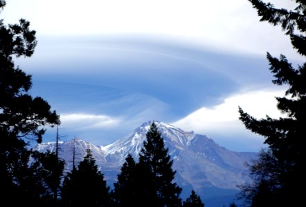 Cloud over Mount Shasta - 1 in series - DSC02884