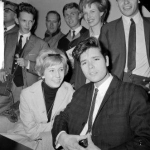 Cliff Richard , aankomst op Schiphol met Willeke Alberti tijdens persconferentie, Bestanddeelnr 916-3949