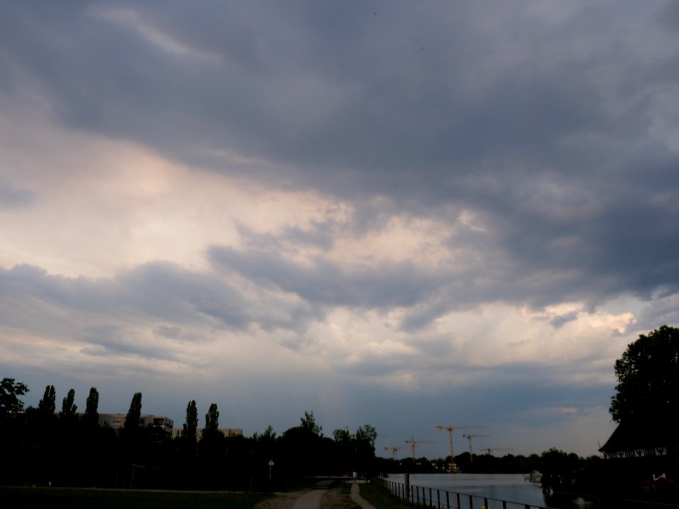 Clouds near thunderstorm from Maselakepark 2019-06-03 06