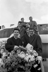 Cliff Richard met zijn Shadows op Schiphol, Bestanddeelnr 913-7394