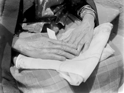 Close-up van de handen van een oude vrouw met een vrouw met een doek op haar sch, Bestanddeelnr 190-0199 photo