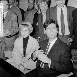 Cliff Richard , aankomst op Schiphol met Willeke Alberti tijdens persconferentie, Bestanddeelnr 916-3955