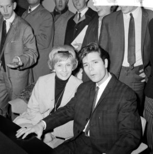 Cliff Richard , aankomst op Schiphol met Willeke Alberti tijdens persconferentie, Bestanddeelnr 916-3954