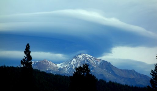 Cloud over Mount Shasta - 3 in series - DSC02894