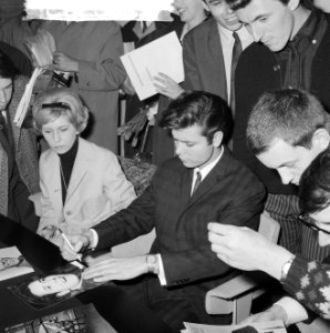 Cliff Richard , aankomst op Schiphol met Willeke Alberti tijdens persconferentie, Bestanddeelnr 916-3953