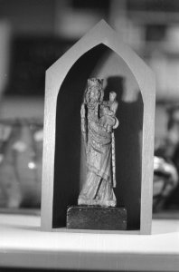 Close-up van een eikenhouten madonna met kind uit plusminus 1340 (oudste kunstvo, Bestanddeelnr 934-3824