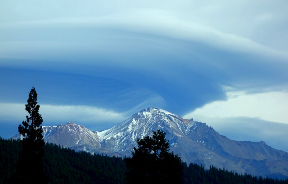 Cloud over Mount Shasta - 2 in series - DSC02892