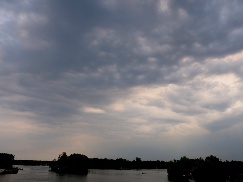 Clouds near thunderstorm from Wasserstadtbrücke 2019-06-03 14
