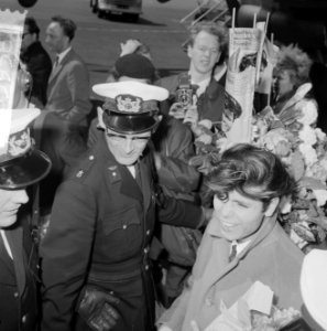 Cliff Richard , aankomst op Schiphol op het platform en trap, Bestanddeelnr 916-3956