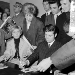 Cliff Richard , aankomst op Schiphol met Willeke Alberti tijdens persconferentie, Bestanddeelnr 916-3952