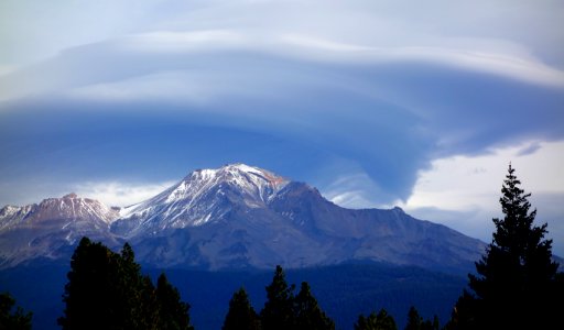 Cloud over Mount Shasta - 4 in series - DSC02897
