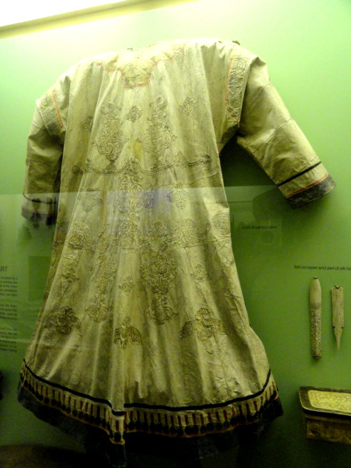 Coat, salmon skin, Nanai (Goldi) - AMNH - DSC06198