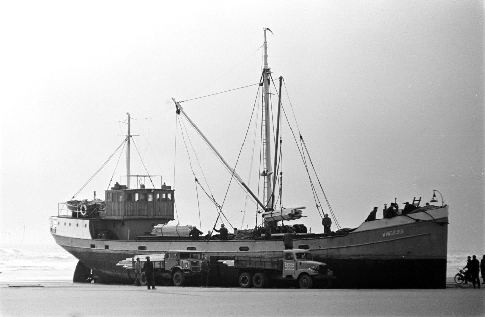 Coaster Windhund op strand bij Hoek van Holland, Bestanddeelnr 914-5270