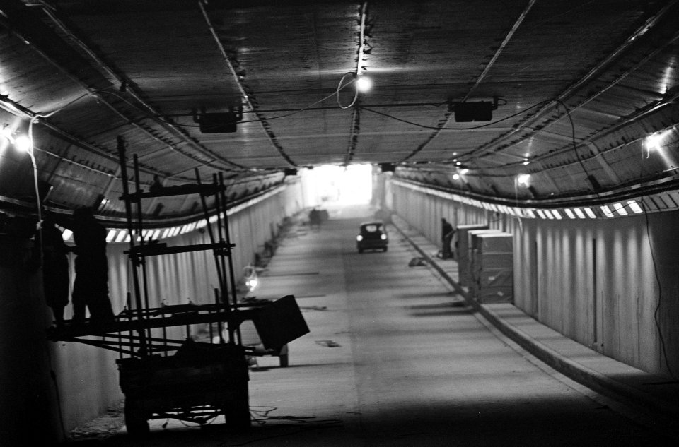Coentunnel nadert voltooiing, arbeiders leggen laatste hand aan verlichting, Bestanddeelnr 918-9737
